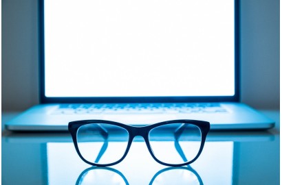 Luce blu: i disturbi e gli occhiali filtro luce blu